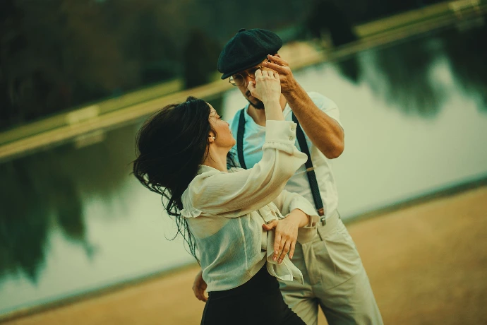 Un couple qui danse à côté d'un lac